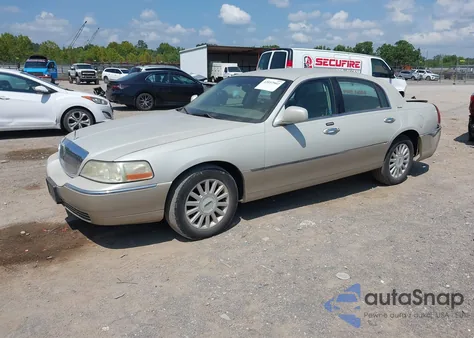 2005 Lincoln Town Car Signature z USA, uszkodzony, nr VIN 1LNHM81W75Y660551